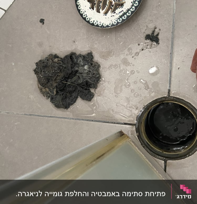 ניקוי סתימה מפתח ניקוז עם יד מלוכלכת